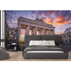 Fotobehang Brandenburger Tor bij Warm Avondlicht in de slaapkamer met Berlijnse landmark en sfeervolle wolkenlucht.