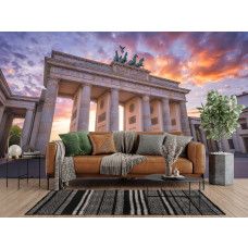Fotobehang Brandenburger Tor bij Warm Avondlicht in de woonkamer met iconische poort en oranje-roze wolkenlucht.
