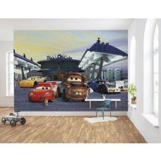 Een fotobehang van Disney Cars met een scčne bij het tankstation voor een echte autosfeer in de kinderkamer.