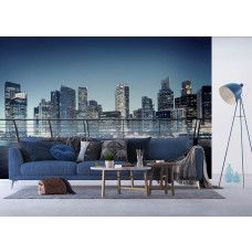 Een stijlvolle woonkamer met een fotobehang van het uitzicht in 3d op wolkenkrabbers in een verlichte stad.