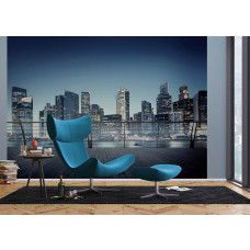 Een woonkamer met een fotobehang van het uitzicht in 3d op wolkenkrabbers in een verlichte stad.