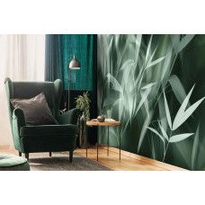 Fotobehang met bamboebladeren in een verfijnde artistieke stijl aan de muur van een moderne werkkamer.