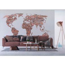 Een fotobehang van een wereldkaart in baksteenmotief, dat een ruwe en avontuurlijke sfeer creėert in een huiskamer.