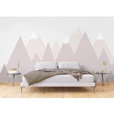 Een fotobehang van bergtoppen met een illustratie van bergen in een kinder- en slaapkamer.