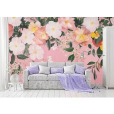 Fotobehang bloemen op roze achtergrond in woonkamer met elegante pasteltinten en groene bladeren.