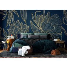 Een fotobehang met een chic gouden bloemenpatroon in de slaapkamer, waarin de gedetailleerde bloemmotieven en glanzende goudlijnen een rustgevende en luxe sfeer brengen.
