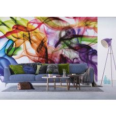 Abstract fotobehang met een kleurrijke rook in een stijlvolle woonkamer.