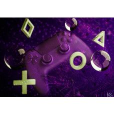 Fotobehang met een paarse gamecontroller en PlayStation-symbolen op een kleurrijke, moderne achtergrond.