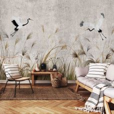 Een fotobehang van dansende kraanvogels boven het hoge gras in een huiskamer met beton.