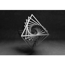 Fotobehang met een 3D-patroon van overlappende driehoeken op een donkere achtergrond voor een modern effect.