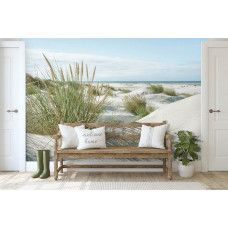 Fotobehang Duinen aan de Kust in een hal met sfeervol uitzicht op de kustlijn, witte zandduinen en wuivend gras voor een uitnodigende entree.