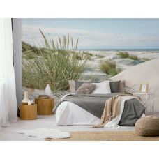 Fotobehang Duinen aan de Kust in een slaapkamer met serene zandheuvels, zacht helmgras en helder kustlicht voor een kalmerende uitstraling.