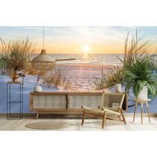 Fotobehang met strand, zee en duinen en een zonsondergang in een landelijke woonkamer.