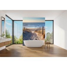 Fotobehang met een strandopgang en zee toegepast in een frisse badkamer.