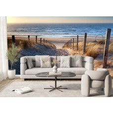 Fotobehang met een strandpad tussen de duinen geplaatst in een rustige woonkamer met uitzicht op zee.