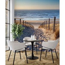 Fotobehang met een kustlandschap en zeezicht aan de muur van een keuken.