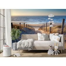 Fotobehang met een zandpad door de duinen in een modern ingerichte woonkamer met veel daglicht.