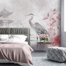 Een bedrijfsruimte met een fotobehang met een sierlijke reiger te midden van rode bladeren en een Japans huis, die samen zorgen voor een elegante uitstraling in de slaapkamer zorgen.