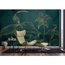 Een fotobehang met exotisch groen en gouden accenten in een moderne woonkamer, waarbij de tropische planten en gouden details een stijlvol en eigentijds jungle-effect geven.