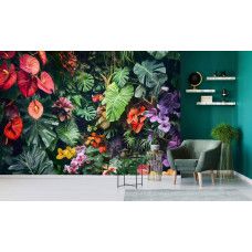 Fotobehang met een weelderige mix van jungleplanten, kleurrijke bloemen en bladeren, met levendige kleuren die een tropische en frisse sfeer creëren in een huiskamer.
