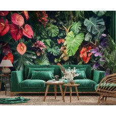 Een woonkamer met een fotobehang met een weelderige mix van jungleplanten, kleurrijke bloemen en bladeren, met levendige kleuren die een tropische en frisse sfeer creëren.