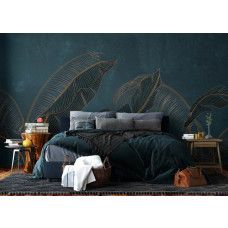 Een fotobehang met exotische palmbladeren in diepgroen met gouden accenten in de slaapkamer, waarin het elegante bladerpatroon en warme goudtinten een rustgevende en stijlvolle ambiance geven.