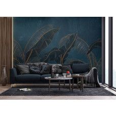 Een fotobehang met exotische palmbladeren in diepgroen met gouden accenten in de woonkamer, waar de combinatie van rijke groentinten en verfijnde goudlijnen een chique en botanische sfeer creëert.