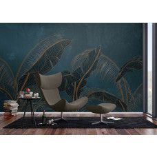 Een fotobehang met exotische palmbladeren in diepgroen met gouden accenten in een moderne woonkamer, waarbij de tropische bladeren en metallic details een luxueuze en sfeervolle uitstraling toevoegen.