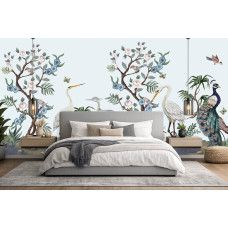 Fotobehang chinoiserie stijl met pauw en reigers in een rustige slaapkamer.