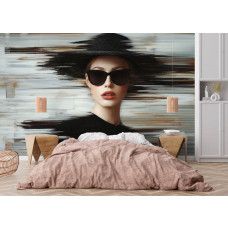 Fotobehang fashion icon met elegante hoed in een slaapkamer, waar de rode lippen en donkere bril zorgen voor een intieme en stijlvolle ambiance.