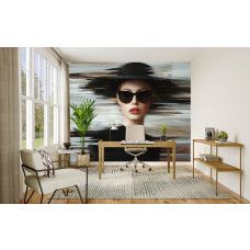 Fotobehang fashion icon met elegante hoed in een modern kantoor, waar het kunstzinnige portret een luxe en professionele uitstraling geeft.