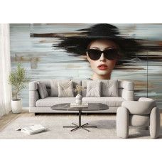 Fotobehang glamour vrouw met hoed en zonnebril in een woonkamer, waar de abstracte achtergrond een chique en moderne uitstraling creëert.