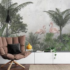 Een fotobehang met flamingo's in een tropische jungle met palmbomen, afgebeeld in een woonkamer.