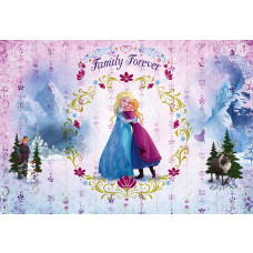 Fotobehang Frozen Family Forever met Elsa en Anna die elkaar omhelzen binnen een sierlijk bloemenornament, met het ijskasteel, besneeuwde bergen, Olaf, Kristoff en Sven op de achtergrond.