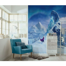 Fotobehang Frozen IJskasteel in een kinderkamer met Anna voor een winterlandschap vol sneeuw, bergen en het indrukwekkende ijskasteel van Elsa.