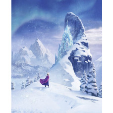 Fotobehang Frozen IJskasteel met Anna die uitkijkt over een besneeuwd landschap naar het iconische ijskasteel van Elsa tussen hoge bergen.