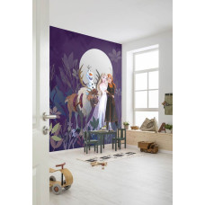 Fotobehang Frozen Magische Vriendschap in een kinderkamer met Elsa, Anna, Olaf en Sven tussen bloemen en planten in een sprookjesachtig bos bij maanlicht.