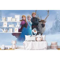 Fotobehang Frozen in een babykamer met Anna, Elsa en Olaf in een besneeuwd landschap.