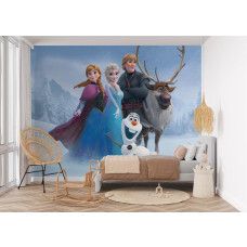Fotobehang Frozen in een kinderkamer voor een meisjes, met de bekende Frozen personages in een sprookjesachtig winterlandschap.