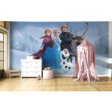 Fotobehang Frozen in een meisjeskamer met Anna, Elsa en Kristoff voor een winterse achtergrond.