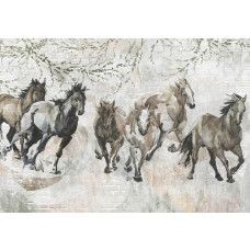 Fotobehang galopperende paarden aquarel met artistieke penseelstreken en lichte bakstenen achtergrond.
