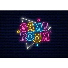 Fotobehang Game Room Neonletters met kleurrijke neonletters en dynamische vormen op donkere baksteenachtergrond.