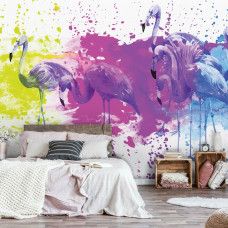 Een fotobehang van geschilderde flamingo's in vliesbehangstijl voor een slaapkamer met zachte kleuren.