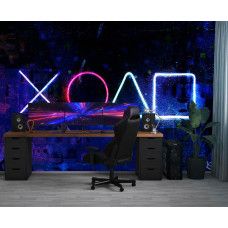 Fotobehang met neonverlichte PlayStation-iconen, toegepast in een gamekamer met een stoere en moderne uitstraling.