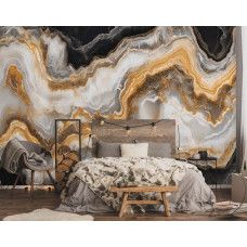 Fotobehang met vloeiende marmerlijnen in goud en zandkleur in een landelijke slaapkamer.