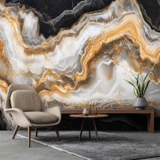 Fotobehang met een elegant marmerdesign in goudtinten aan de muur van een moderne woonkamer.
