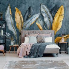 Fotobehang met decoratieve bananenbladeren in goudtinten in een elegante slaapkamer.