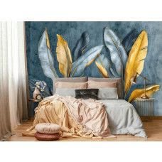 Fotobehang met decoratieve bananenbladeren in goudtinten in een stijlvolle slaapkamer.