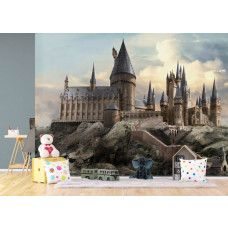 Een fotobehang met Harry Potter uitzicht op Zweinstein in de kinderkamer, waarbij de mistige heuvels en de majestueuze school zorgen voor een magisch en meeslepend effect.