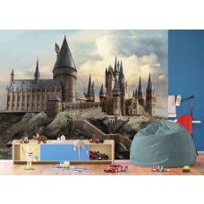 Een fotobehang met Harry Potter uitzicht op Zweinstein in de kinderkamer, waar de indrukwekkende toverschool een fantasierijke en avontuurlijke uitstraling geeft.